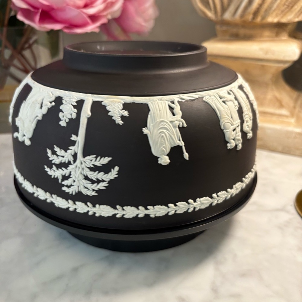 Harrods Wedgwood decorative bowl.Decorative etched Bowl. Greek Revival aesthetic - Picture 6 of 6